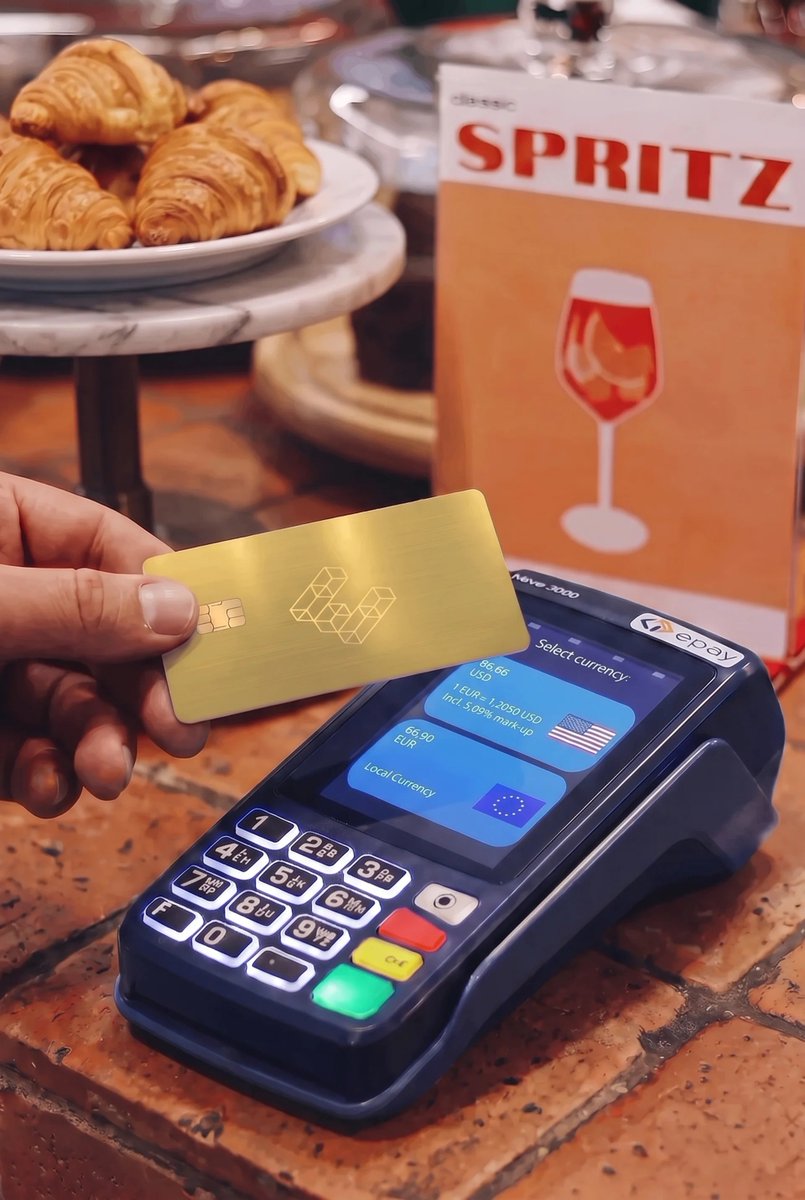 Cartão físico dourado ether.fi VIP em uso